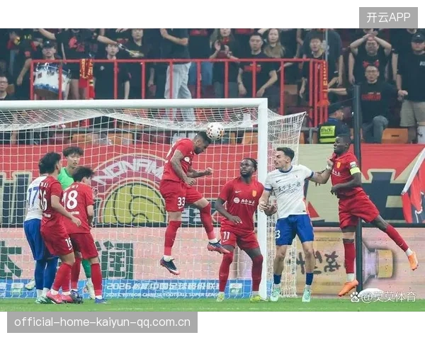铜梁龙与泰山队1-1战平：张志雄的“破门之王”传奇，足球精神的永恒诠释